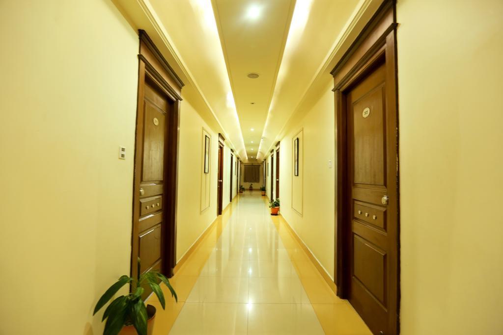 Hotel Sitara Grand Hyderabad Exteriör bild