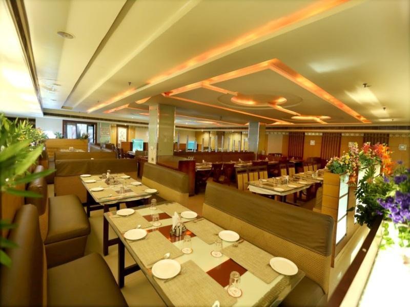 Hotel Sitara Grand Hyderabad Exteriör bild